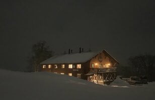 【非日常世界！ ゲレンデのど真ん中に泊まる】静寂に包まれた夜と雲海が広がる特等席「和田小屋」新潟県・かぐらスキー場