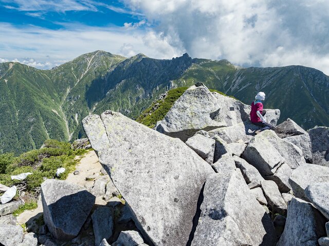山頂から宝剣岳、木曽駒ケ岳方面を望む