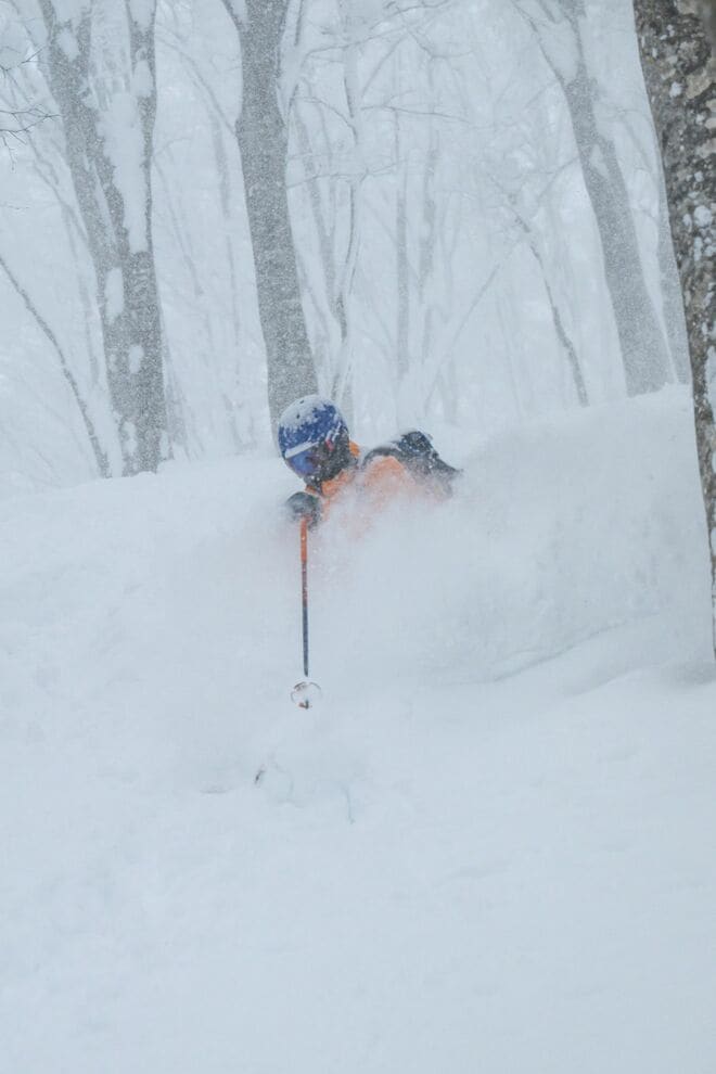 深雪たっぷり！ “いい湯だな～” ディープパウダーを存分に味わう「首まで浸かる雪風呂はいかが！？」 一瞬を切り取るバックカントリーフォトツアーに参戦してみた 【長野県】2026年の画像005