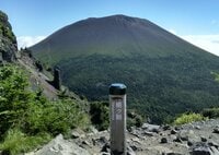 「浅間山」今も噴気を上げる“日本有数の活火山”を取り囲む外輪山「黒斑山」から見る壮大な景観【首都圏発！週末に行ける百名山ガイド vol.13】