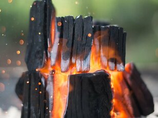 炭の火起こしは薪より苦労する！？「確実に炭を燃やす方法」【焚き火の話 vol.35】