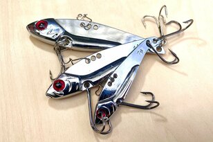シーバスや青物を狙え！「コスパ最強」ダイソーの「メタルバイブ」で挑んだボートキャスティングゲームの「気になる釣果」とは？