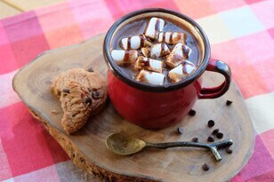 「バレンタインキャンプ」でからだも心もあたためる！＜板チョコ×スパイス＞のホットドリンク【季節の外ごはん vol.31】