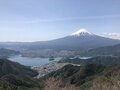 【話題の写真映えスポット】対角線上に並ぶ富士山と河口湖の絶景！「FUJIYAMAツインテラス」へのバスが運行開始！  2022年・山梨県の画像001