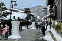飛騨古川「高さ2mの巨大な雪のろうそく」が立ち並ぶ200年伝統行事「三寺まいり」