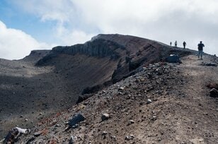 【火山による入山規制が相次ぎ緩和】最新情報「岩手山・浅間山・草津白根山」で登山道再開進む＜2026年夏＞