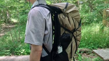 夏登山の “脱ムレ” 背面システムに！ モンベル「V.B.P.バックパネル
