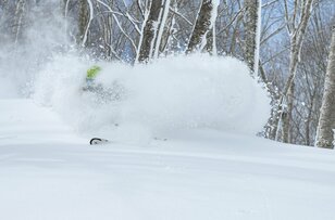 3月下旬のハイシーズン！？  季節外れの大雪に歓喜するスキーヤー、スノーボーダーたち 「斑尾高原スキー場」 長野県