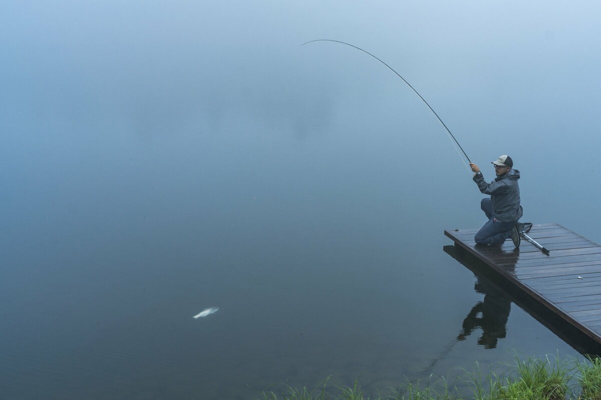 雨の釣り】大型ニジマスのビッグファイト！ 霧煙る高原でフライ