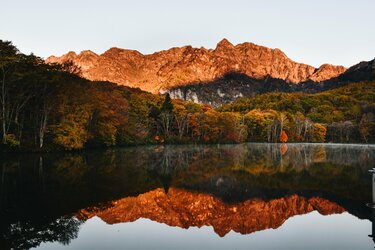 紅葉が見頃 静寂の 鏡池 から見る 戸隠山 の神秘的な眺め 21年 秋 登山 レポート Bravo Mountain