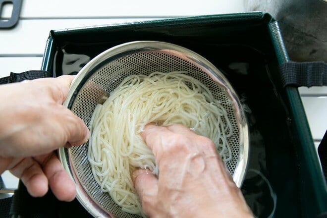 「そうめん × 缶詰」ぬめりを取るだけじゃないの？　茹でたそうめんを洗う本当の理由とは【缶詰博士の缶たん”CAN”P料理 vol.70】の画像001