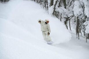 「青森スプリング・スキーリゾート」  新サービス “リゾートガイドツアー” にレジェンド・スノーボーダーと参加！  ハイク不要の “パウダースノー” 堪能レポート！【青森県鯵ヶ沢町】
