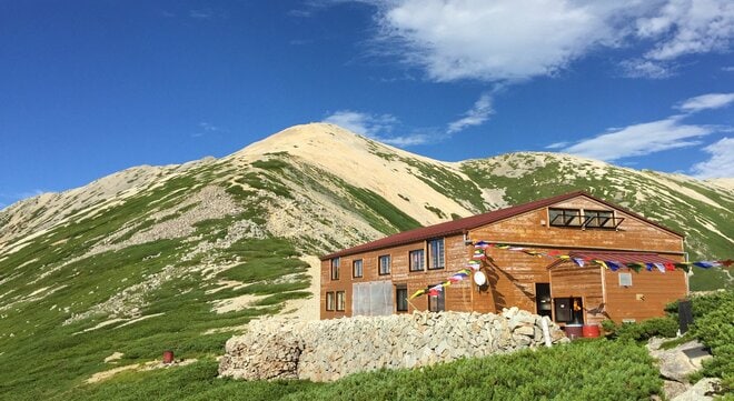 【特集 そこに山小屋を興して】北アルプス山小屋ヒストリー 第15回『薬師岳山荘』 標高2,701mの稜線から望む“山”と“海”の絶景！  家族で切り盛りする「アットホーム」な山小屋  富山県｜2026年の画像004