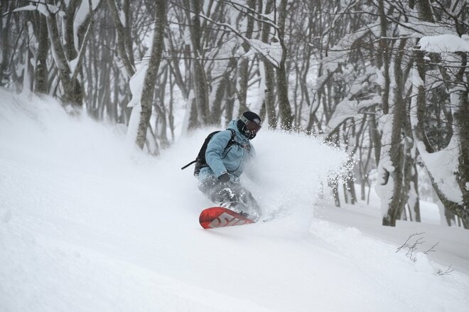 「青森スプリング・スキーリゾート」  新サービス “リゾートガイドツアー” にレジェンド・スノーボーダーと参加！  ハイク不要の “パウダースノー” 堪能レポート！【青森県鯵ヶ沢町】の画像007