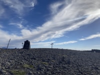 一度は登りたい「広い山頂」が絶景の山！ 眼下の眺めも良いけれど「大湿原・岩塊の大地」頂上エリアこそ見どころ【蓼科山／硫黄岳／苗場山】 