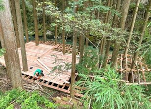 「海賊船、森に浮かぶ」 荒野を癒しの場に変えるツリーテラス作り【ユーコンカワイのシン・サウナ村建設記 vol.6】