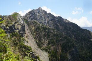 鋸刃！カルスト地形！「眺めるだけでもスリリング」南ア北部の岩山二座を歩く【南アルプスの日々 vol.5】