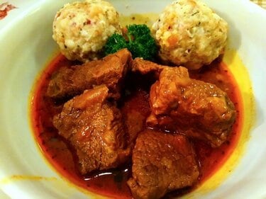 世界遺産ドロミティ山塊の玄関口の街は軽食もドルチェも満載の食べ歩き