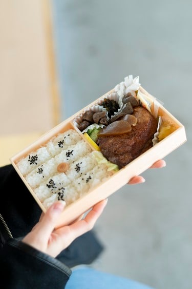 1日3個限定の激レア駅弁「峠の鶏もも弁当」を求めてAKB48岩立沙穂が