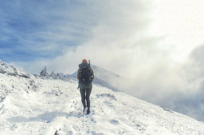 【秋と冬の境界線】「この時期だけの絶景！」雪化粧した北アルプス！ 三段紅葉の爺ヶ岳へ《長野県・富山県》の画像002