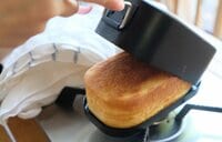 【ひと手間で仕上がりが激変】ブラックメスティン × ホットケーキミックスで「ふわっふわ極厚ホットケーキ」を作るコツ【季節の外ごはん vol.50】