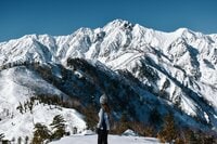 小遠見山は北アルプスの展望台！  五竜岳の「武田菱」が見える絶景スポット！  雪山初心者にもオススメ、ゴンドラとリフトに乗って大迫力の白銀の峰々へ！