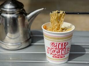 アウトドアで一度は食べる「カップ麺」！  至福の「ラーメンタイム」がランクアップする「便利グッズ」3選！  登山・キャンプ・ツーリングに