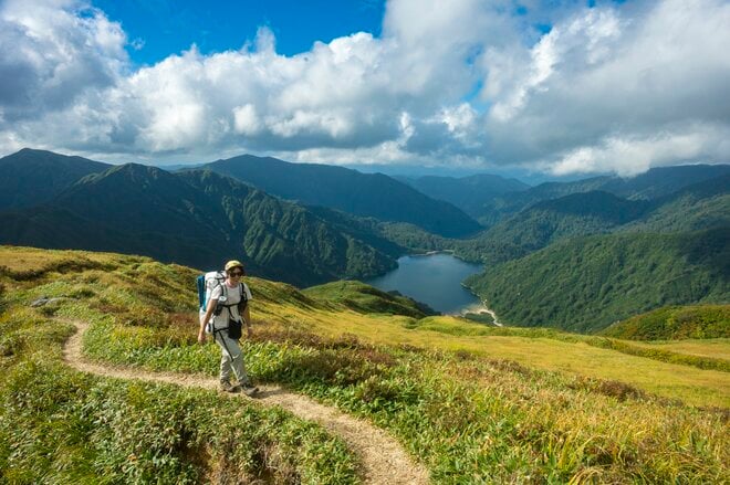 【秋山登山】長雨の合間に…… 絶景だらけの2日間！ 「山頂直下の避難小屋は、天空の撮影スタジオ」 朝日連峰・以東岳　山形県｜2026年の画像012