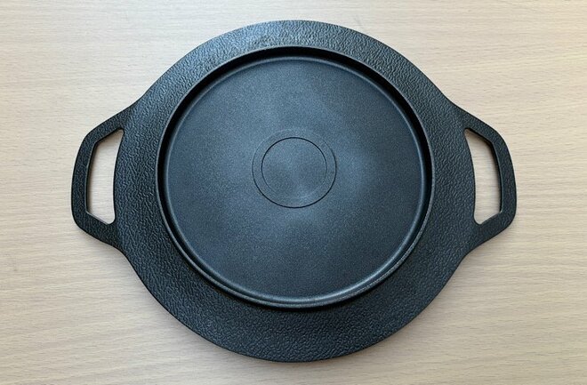 100均ダイソー「キャンプマルチグリドル」 キャンプ飯の “もう一品” に、20cm・770円のモデル「使ってみた」メリット＆気になる点の画像004