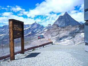 標高3,317m！ マッターホルン山頂が目前に迫る山小屋「テオデュール」で絶景ランチ【ブーツの国の街角で vol.17「チェルヴィニア」イタリア／ヴァッレ・ダオスタ州】
