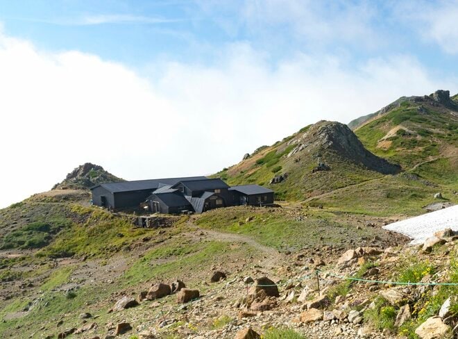 白馬連峰の稜線に建つ天空の山小屋「天狗山荘」 “360度の絶景” と “高山植物の希少種ウルップソウ”  自慢の「天狗鍋」も堪能【長野県白馬村】の画像001