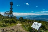 徒歩10分でアルプスの絶景！「まるでパッチワーク」長野「陣馬形山」の秋の景色とは？