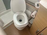 気になる「トイレ付き」キャンピングカー「臭い＆処理＆タンク方式」徹底レポ