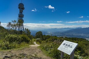 徒歩10分でアルプスの絶景！「まるでパッチワーク」長野「陣馬形山」の秋の景色とは？
