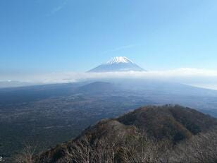 手が届きそうなほど「富士山」が近い！  精進湖畔から涼しく登れて、歩きごたえアレンジもOK「パノラマ台＆三方分山」周回ハイキング