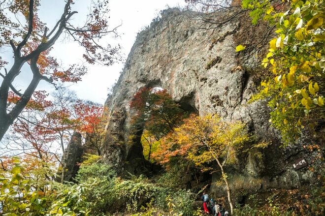 【妙義山】紅葉と奇岩のコントラストが見事な石門群をいく錦繍の絶景巡り！  スリリングすぎる “石門コース” 登山　群馬県｜2025年の画像003