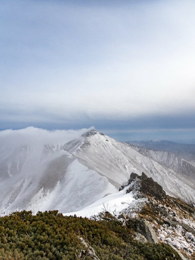 【スキーツーリングの世界】日本一長い日高山脈をスキーで滑り抜ける！ 「南日高」主稜線の長く過酷な一日  北海道・2022年の画像011