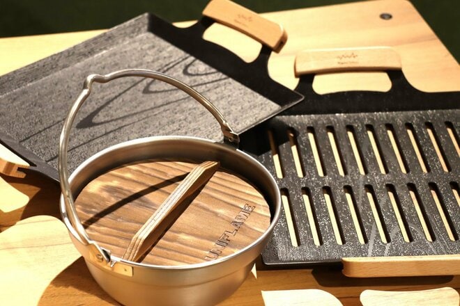 【ショップ店員に聞く！ イチ推しアウトドアギア】焚き火料理を楽しくしてくれる、大人気の鍋と“新作”アルミグリドル〈アルペントーキョー vol.18〉の画像001