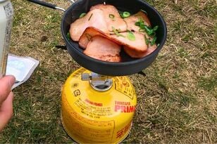 登山「私の10年愛用ギア」シングルバーナーは「コールマン」の理由！ 夫が使う定番「プリムス」との「比較レポ」