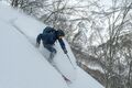 粉雪を巻き上げろ！「気分は一流ライダー」 バックカントリー界隈の憧れ　有名プロカメラマン同行の雪山滑走フォトツアーに参加してみた【長野県白馬BC 2025年】の画像006
