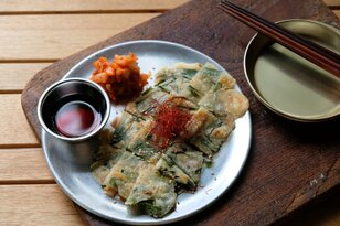 “キャンプに卵焼き器”が便利？  カリっとモチモチ食感「桜えびとニラのチヂミ」【季節の外ごはん vol.41】