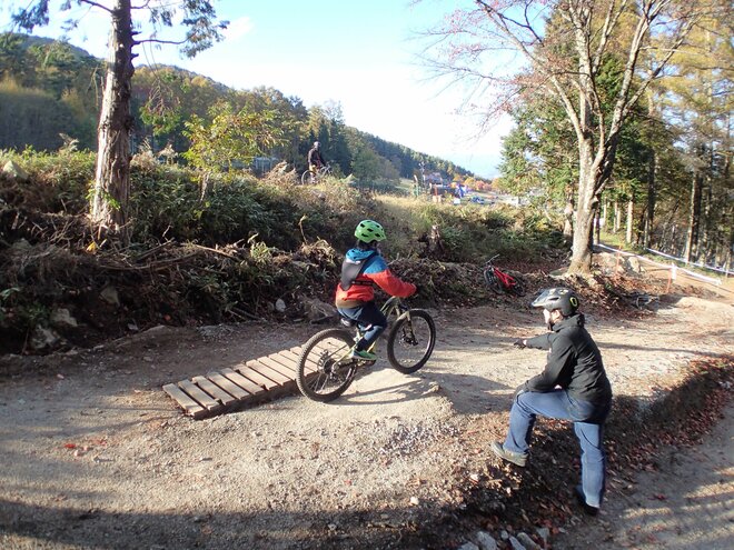 【走るだけで上達！】 黄金色のカラマツの紅葉輝く・富士見パノラマリゾートのMTBトレイルを駆け抜ける 2022年《長野県富士見町》の画像003