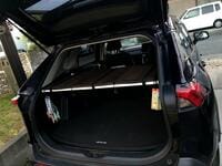 超カンタン “2段式” が使いやすい！  クルマの荷室「デッドスペース活用」DIY術！  釣り好きライターが実践する「長尺＆ギア収納」設置とアイデア「車内レポ」
