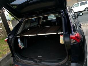 超カンタン “2段式” が使いやすい！  クルマの荷室「デッドスペース活用」DIY術！  釣り好きライターが実践する「長尺＆ギア収納」設置とアイデア「車内レポ」