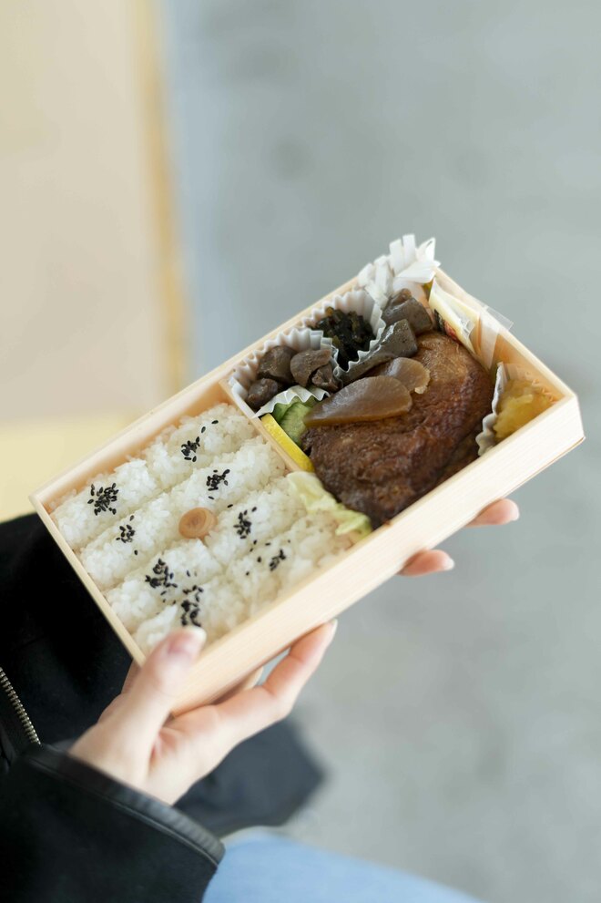 1日3個限定の激レア駅弁「峠の鶏もも弁当」を求めてAKB48岩立沙穂が信濃路へ！【動画】「さっほーの日本全国駅弁の旅」 しなの鉄道・長野県軽井沢町の画像005