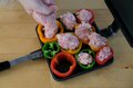 【ホットサンドメーカーで作る！】カラフルで可愛い「ひとくちサイズのピーマンの肉詰め」【季節の外ごはん vol.55】の画像005