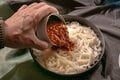 シビれる辛さが登山向き？「缶詰で作れる汁なし担々麺」で雨宿り休憩を楽しんだぞ【缶詰博士の缶たん”CAN”P料理 vol.46】の画像004