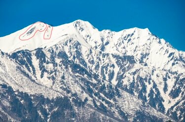 白銀の北アルプスに春の風物詩が出現！ お花見とセットで楽しめる“雪形