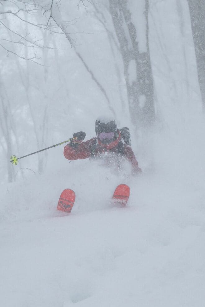 深雪たっぷり！ “いい湯だな～” ディープパウダーを存分に味わう「首まで浸かる雪風呂はいかが！？」 一瞬を切り取るバックカントリーフォトツアーに参戦してみた 【長野県】2026年の画像010