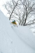 粉雪を巻き上げろ！「気分は一流ライダー」 バックカントリー界隈の憧れ　有名プロカメラマン同行の雪山滑走フォトツアーに参加してみた【長野県白馬BC 2025年】の画像007